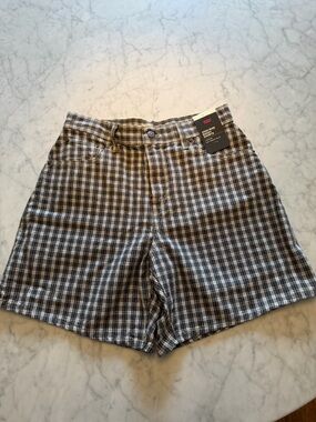 Levi's women’s Plaid Baggy high rise shorts